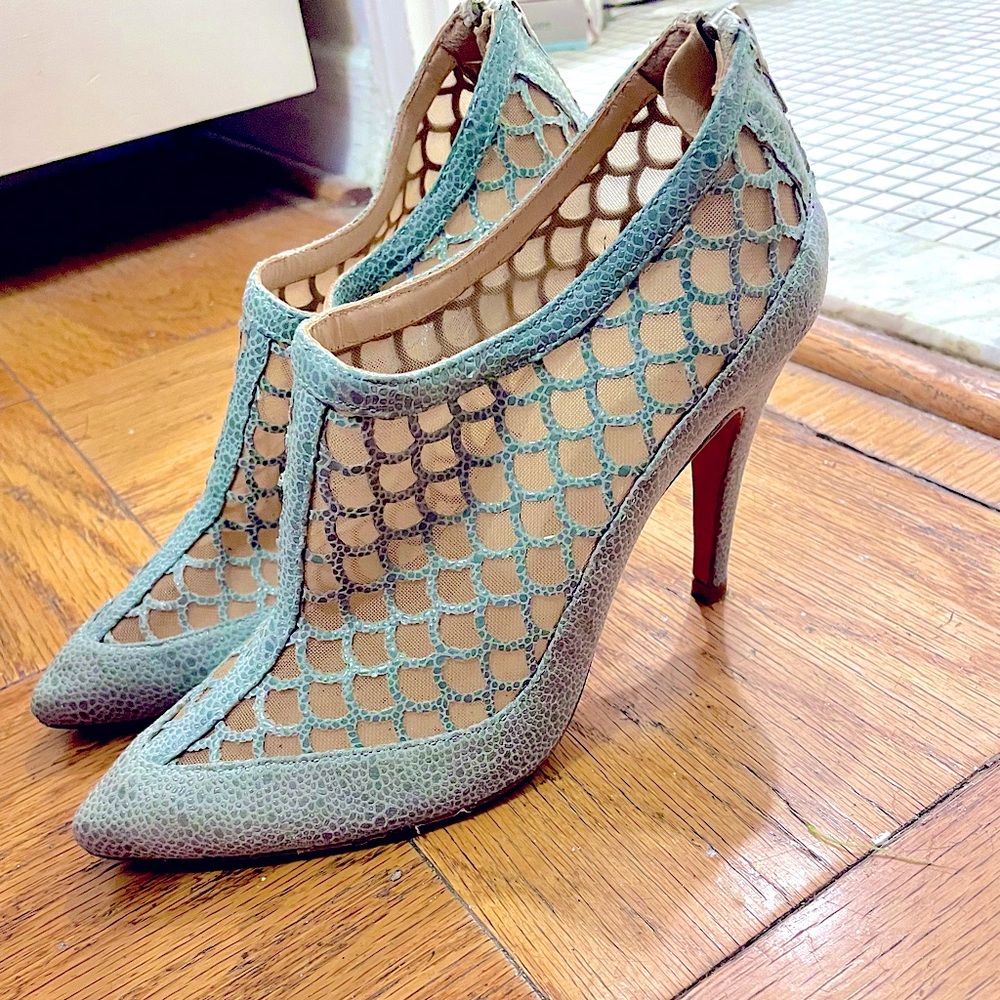 Size 7 Carmen Marc Valvo Ankle Booties